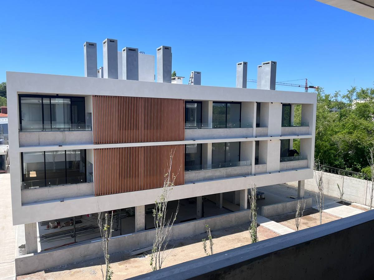 Apartamento de 3 dormitorios con doble cochera en Carrasco CON RENTA